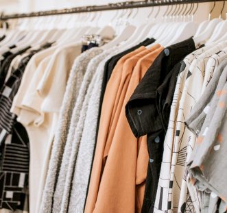 Vêtements accrochés à un portant